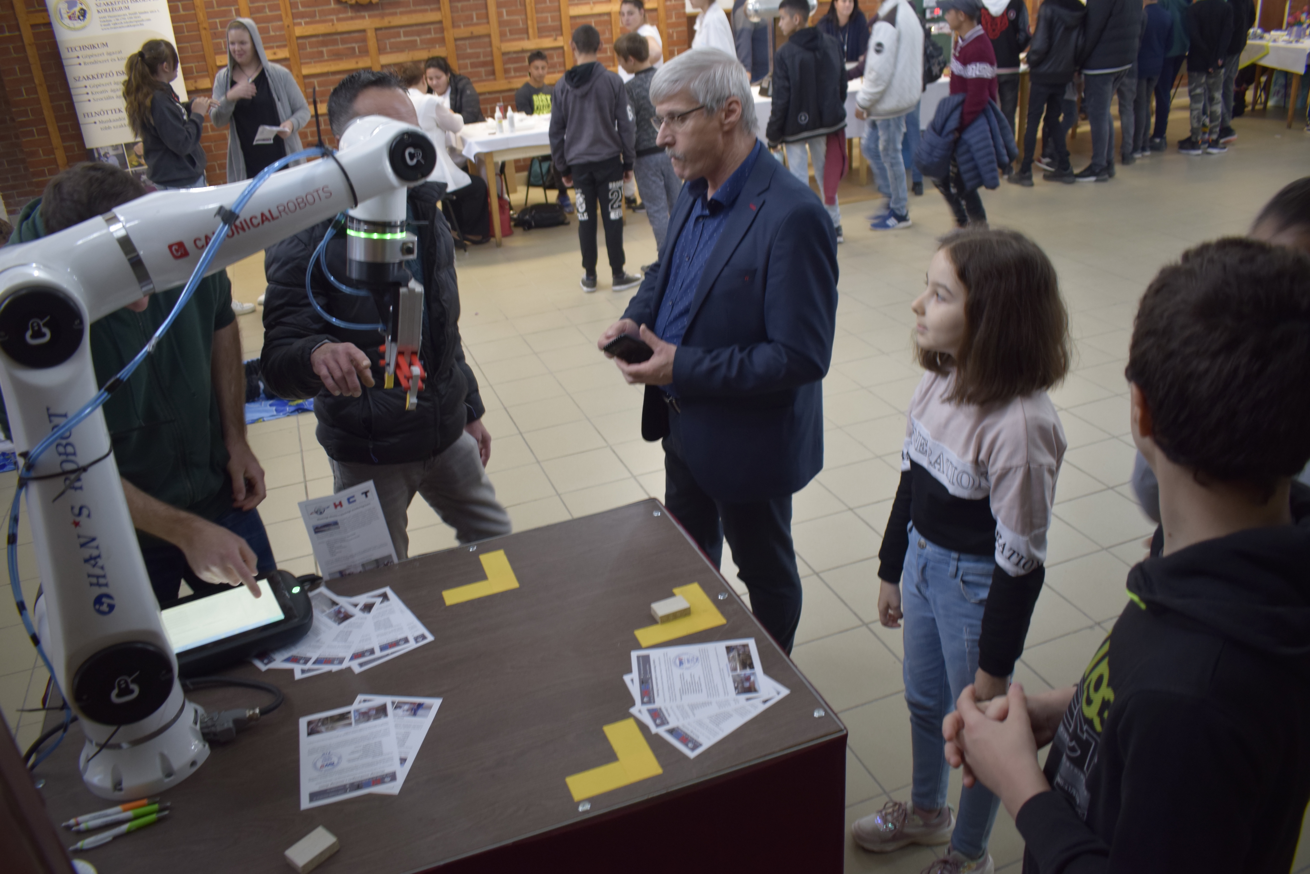 Robotkar közelről – precíziós ipari kar részlete